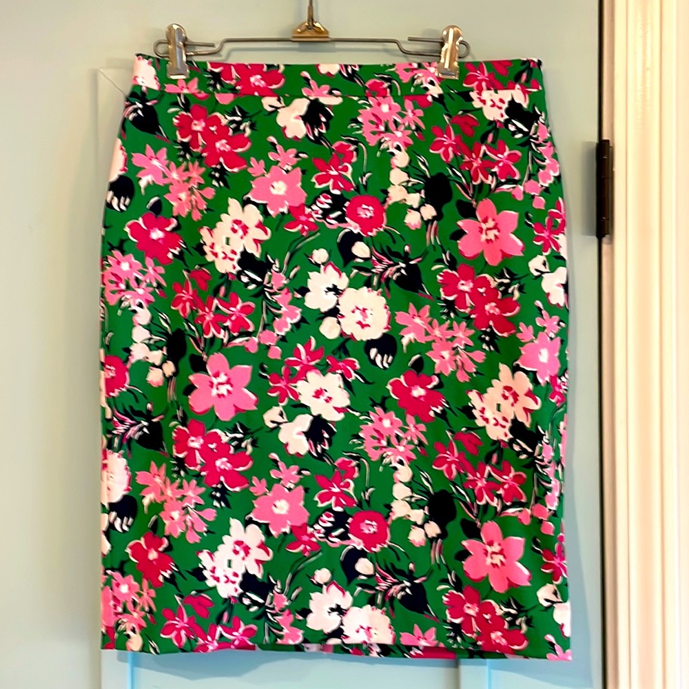 New with tag. J crew skirt. Size 6 women. Floral. Back zip.